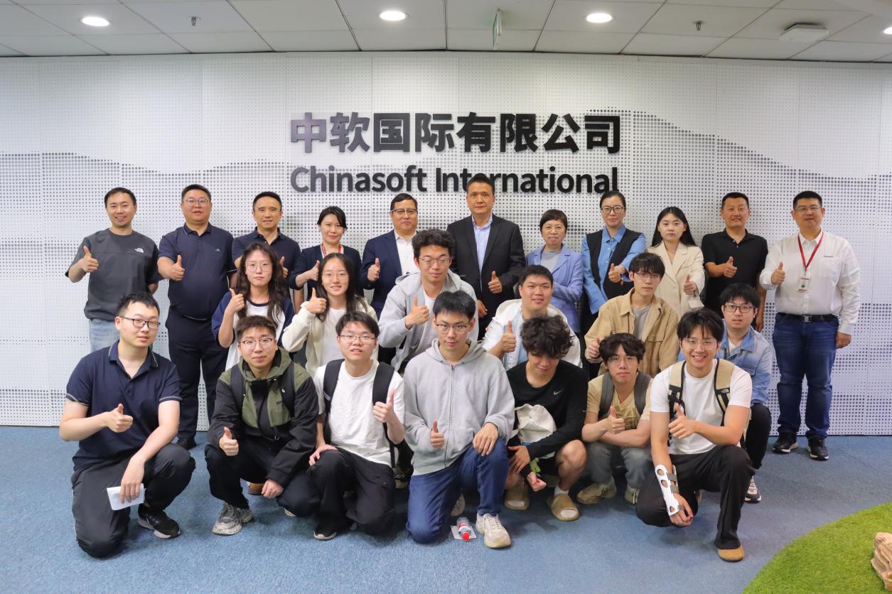 北京理工大学师生代表与中软国际团队合影