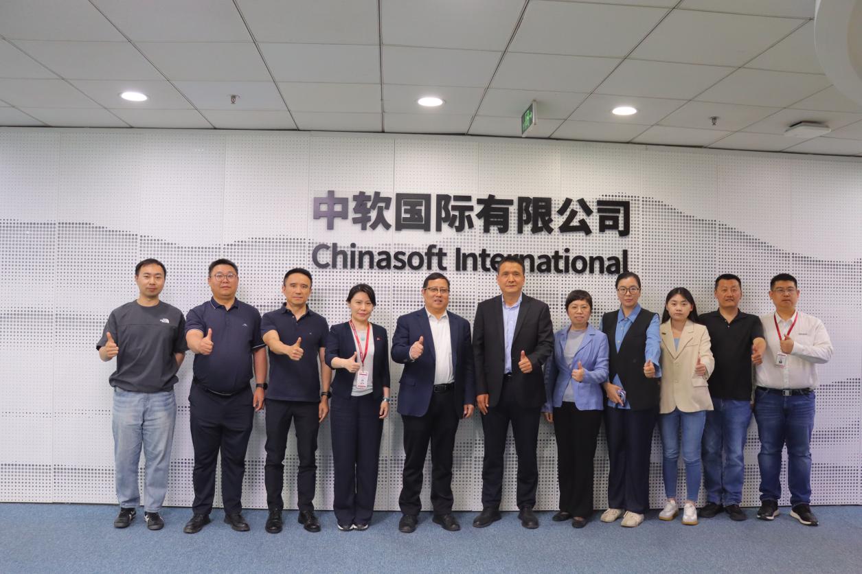 北京理工大学教师代表与中软国际高管及专家团队合影